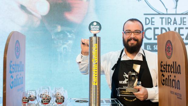 El secreto del mejor tirador de cañas de cerveza de Valencia