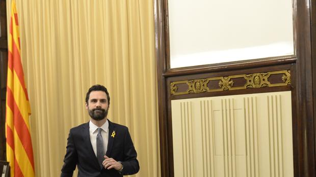 Los miembros de la Mesa del Parlament ya han recibido la notificación del Tribunal Constitucional