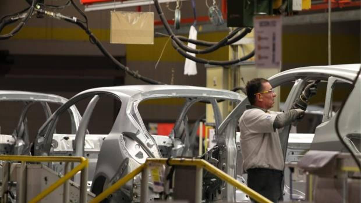 Línea de montaje en la fábrica de Opel de Figueruelas (Zaragoza)