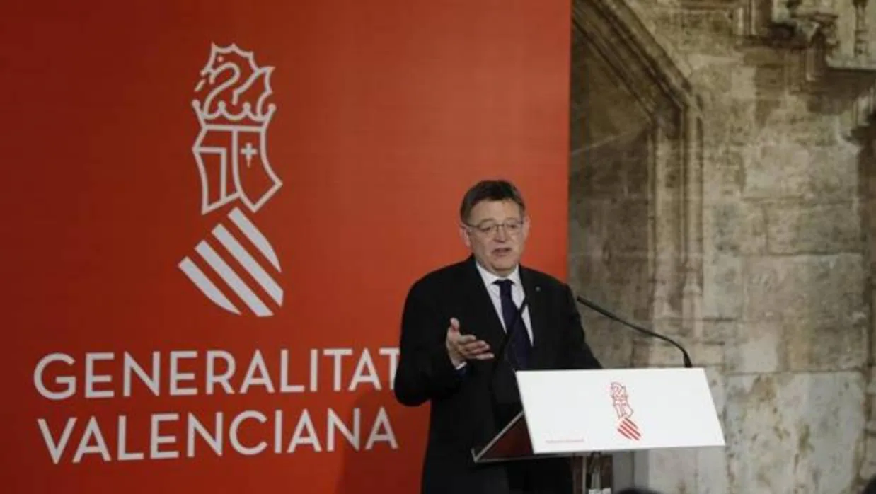 El presidente Ximo Puig, junto al nuevo distintivo de la Generalitat Valenciana, en la presentación