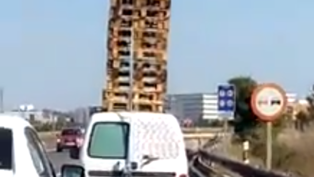 Cazado por un vídeo en redes circulando por la autovía con veinte palés encima de la furgoneta