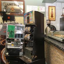 Interior del bar Gabi que ha sufrido daños en la puerta y robo en la máquina traga perras