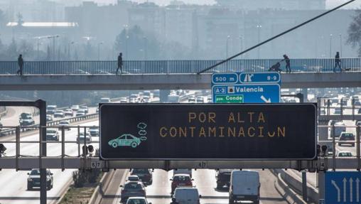 Uno de los carteles luminosos que informa sobre la reducción de la velocidad en la M-30 por alta contaminación