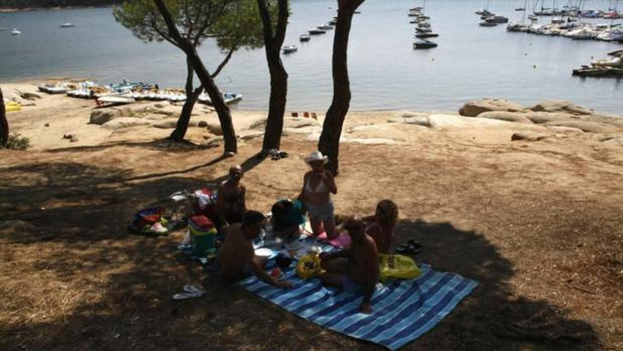 Un grupo de personas, durante un día de asueto en el Pantano de San Juan