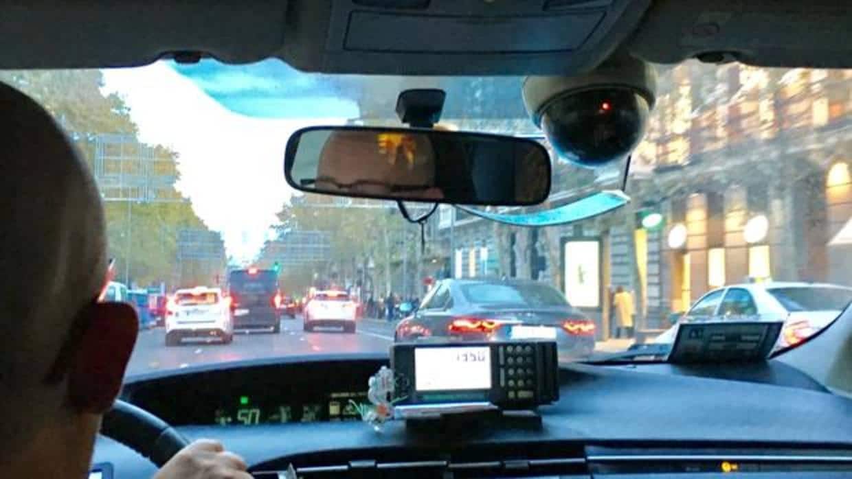 Un taxista madrileño que ha incorporado una cámara de videovigilancia esférica en el interior