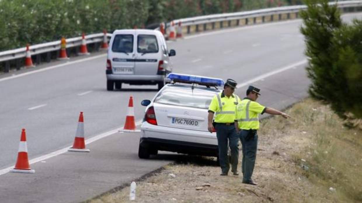 Efectivos de la Guardia Civil en un control de carretera en Castellón