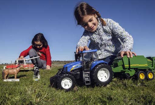 Unas niñas juegan con juguetes de Rural Toys