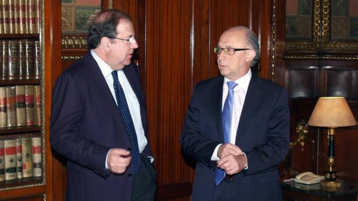 El presidente de la Junta, Juan Vicente Herrera, junto al ministro Cristóbal Montoro, en una imagen de archivo