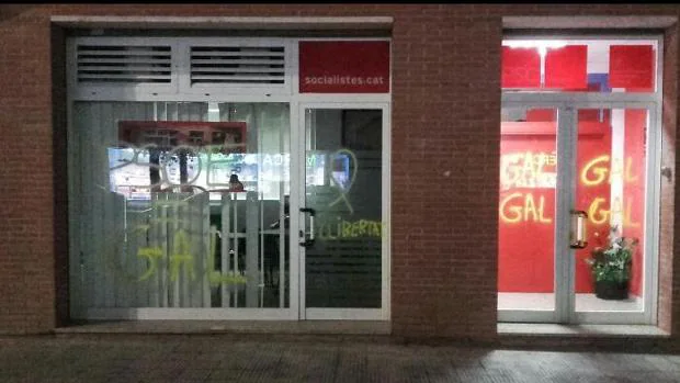 Atacan la sede del PSC de Martorell con pintadas pidiendo «libertad», de los GAL y de lazos amarillos