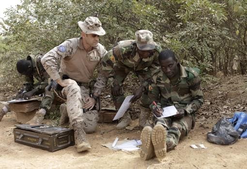Soldados malienses con un instructor español