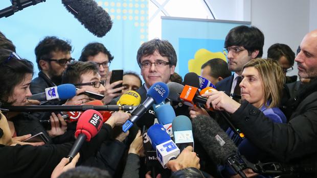 Puigdemont convoca en Bruselas a los diputados de Junts Per Catalunya para evaluar la reunión con ERC