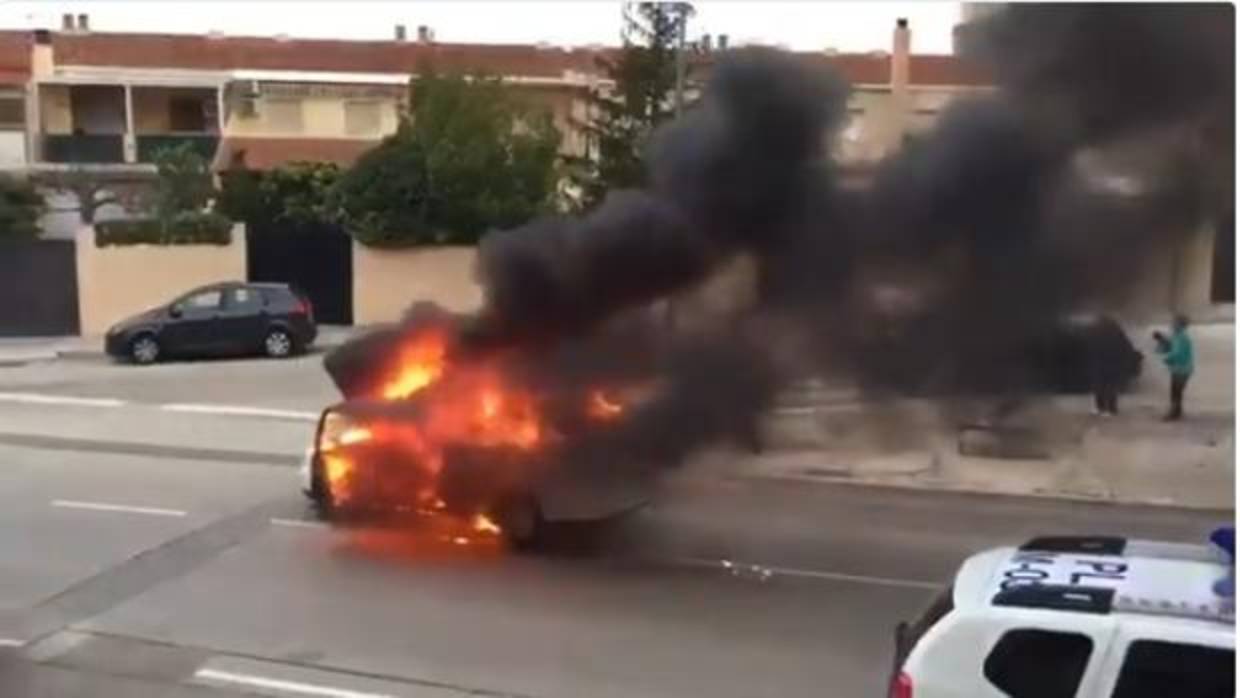 Imagen del coche envuelto en una bola de fuego