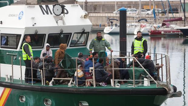 Rescatados a cuatro millas de Melilla 21 cadáveres de inmigrantes que flotaban en el mar