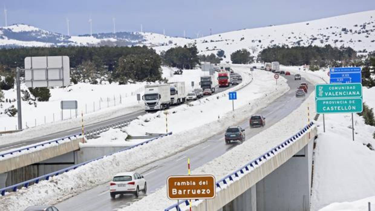 Imagen de archivo una carretera nevada