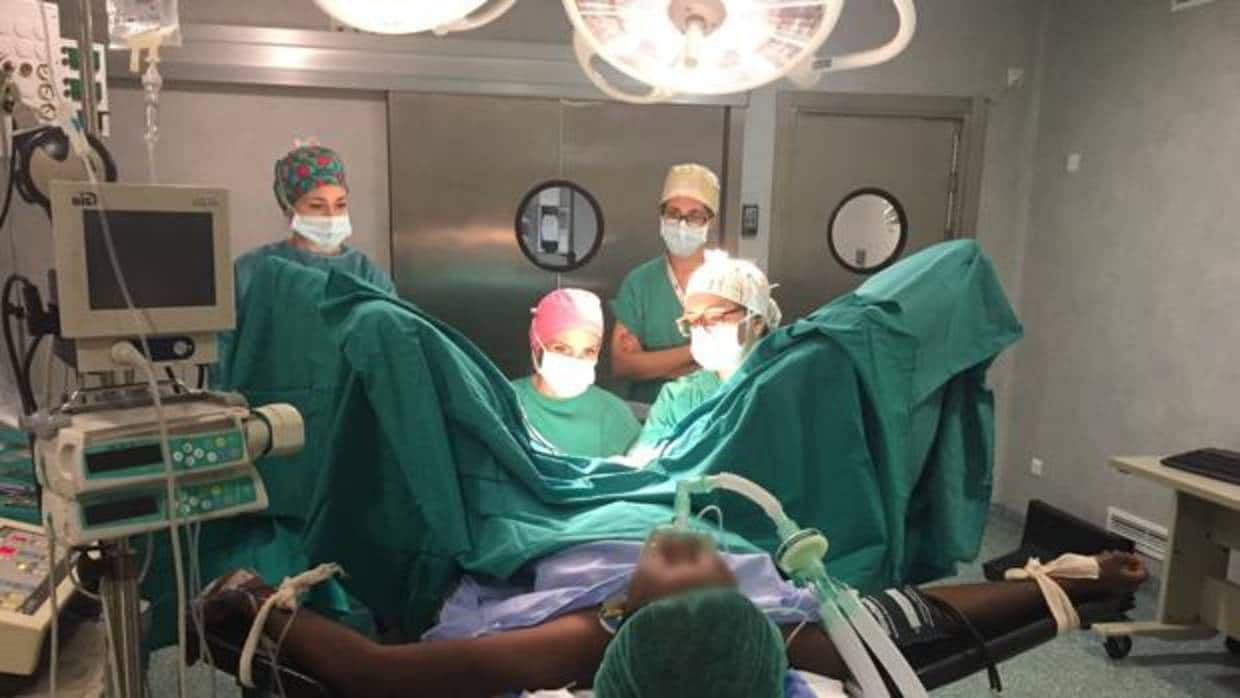 Imagen de una operación de reconstrucción de genitales femeninos