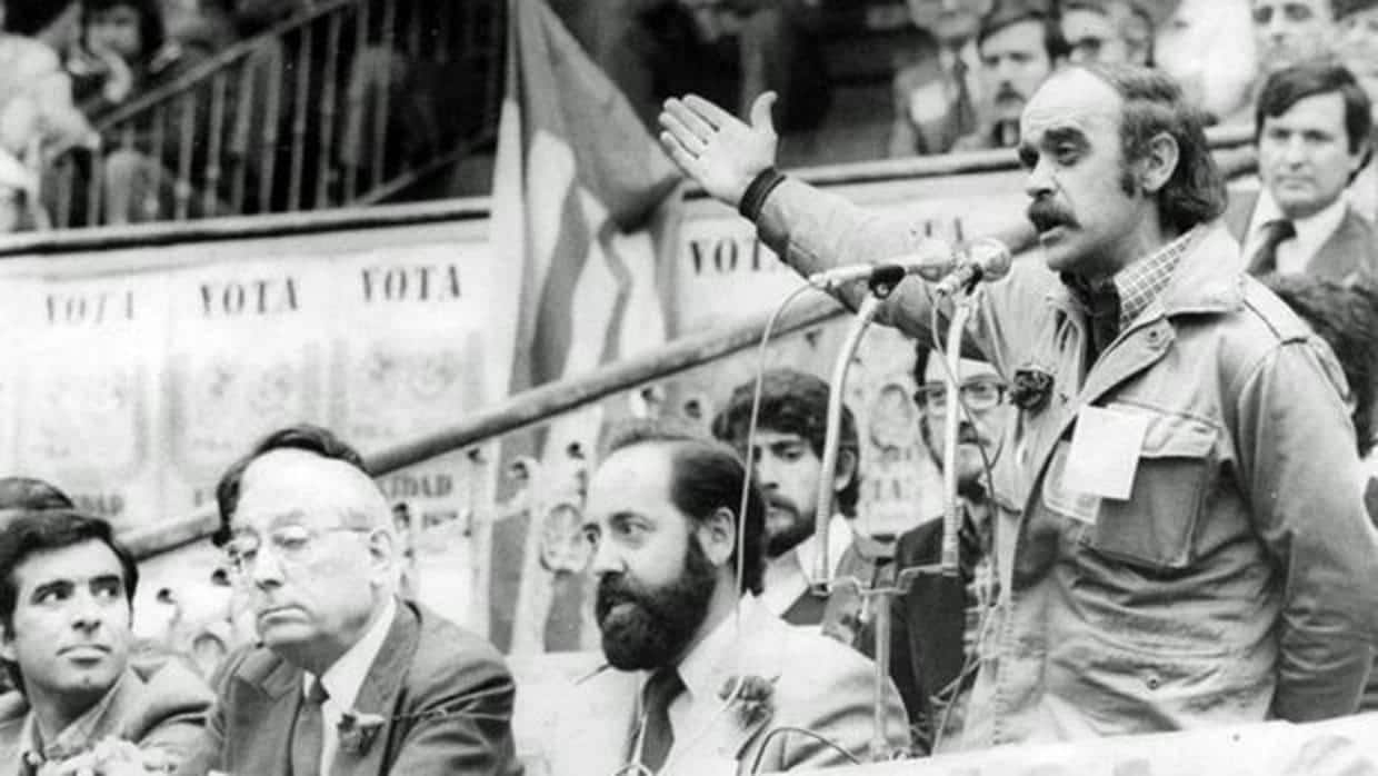 De derecha a izquierda, los aragoneses del PSA José Antonio Labordeta y Emilio Gastón, compartiendo mitin en 1977 con Enrique Tierno Galván