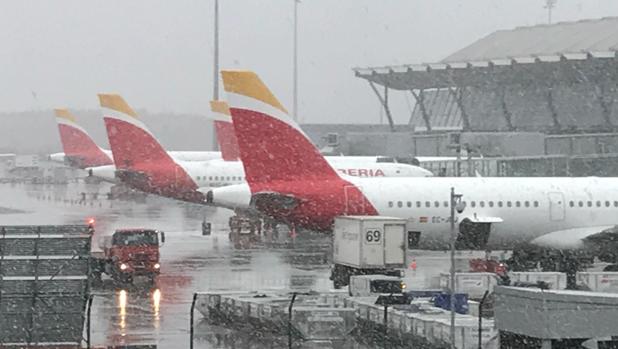 Barajas cancela 70 vuelos, retrasa 200 y desvía seis a causa de la nieve