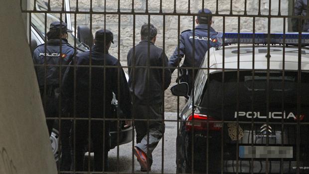 Internan al menor de 14 años tras confesar que mató a su hermano de 19 por una discusión por un perro