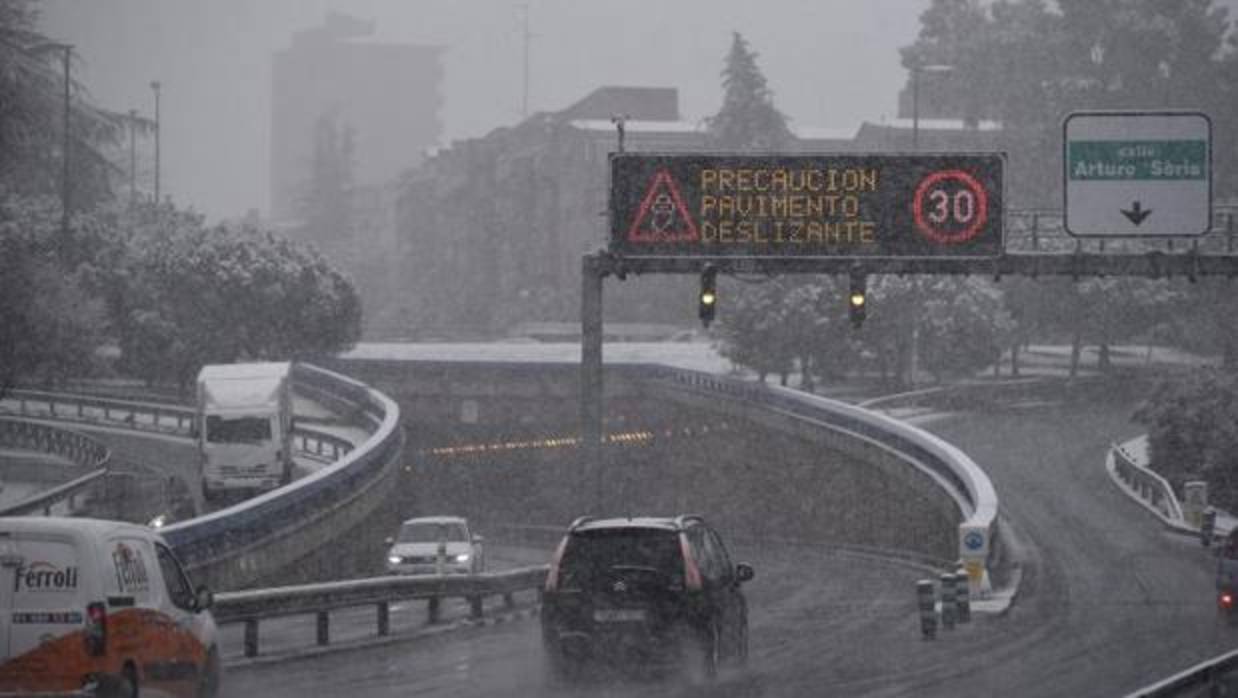 La M-30 en pleno temporal de nieve