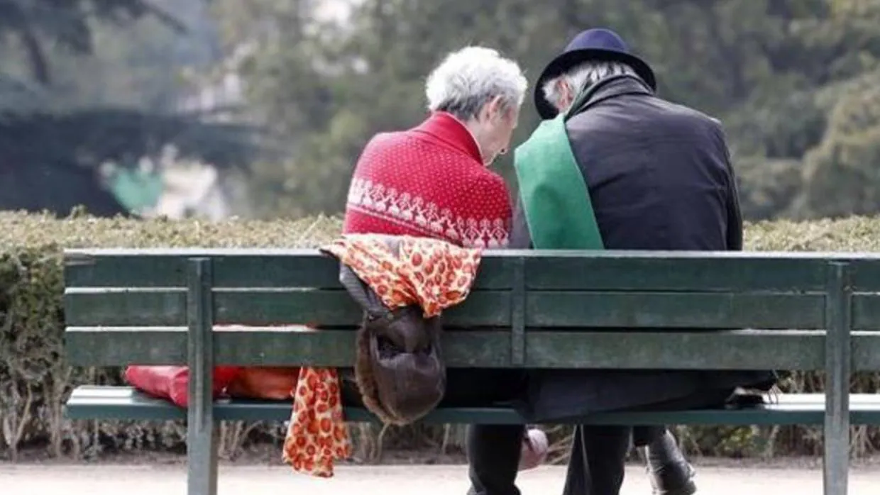 Dos jubilados en un parque en una imagen de archivo