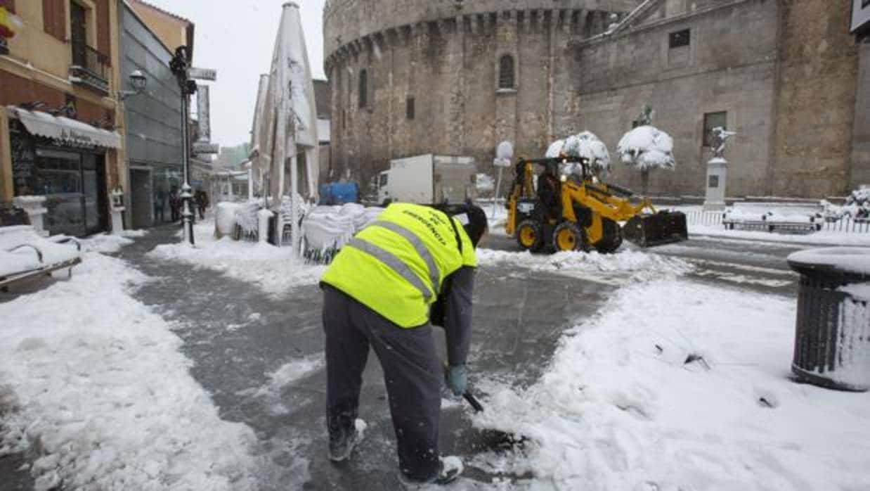 Trabajos para quitar la nieve en Ávila