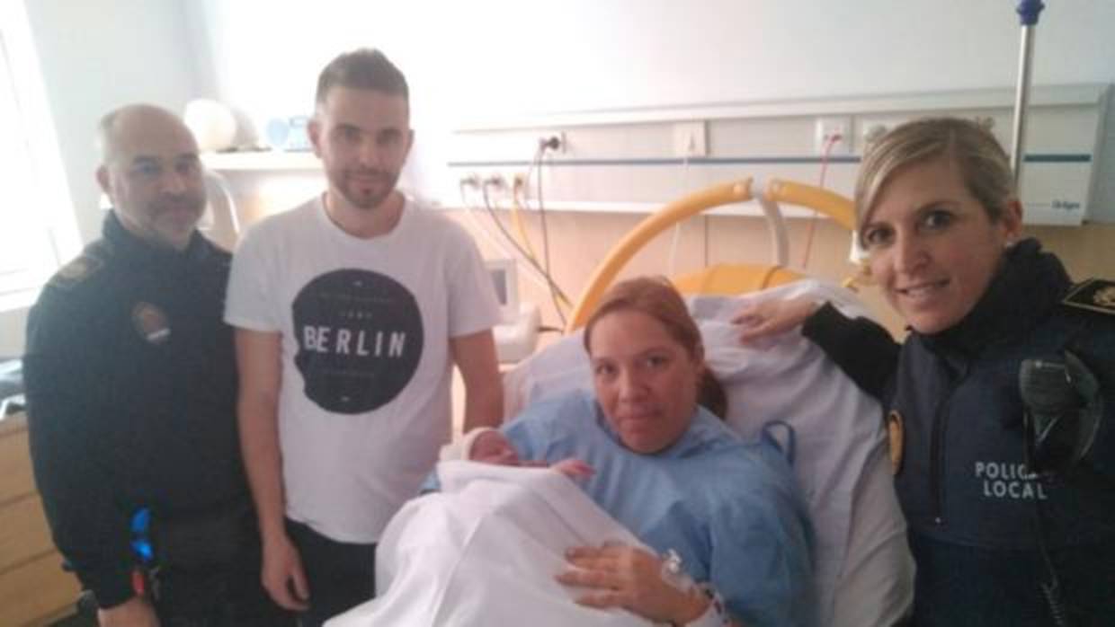 Imagen de la madre junto a su recién nacido en el hospital de Elche