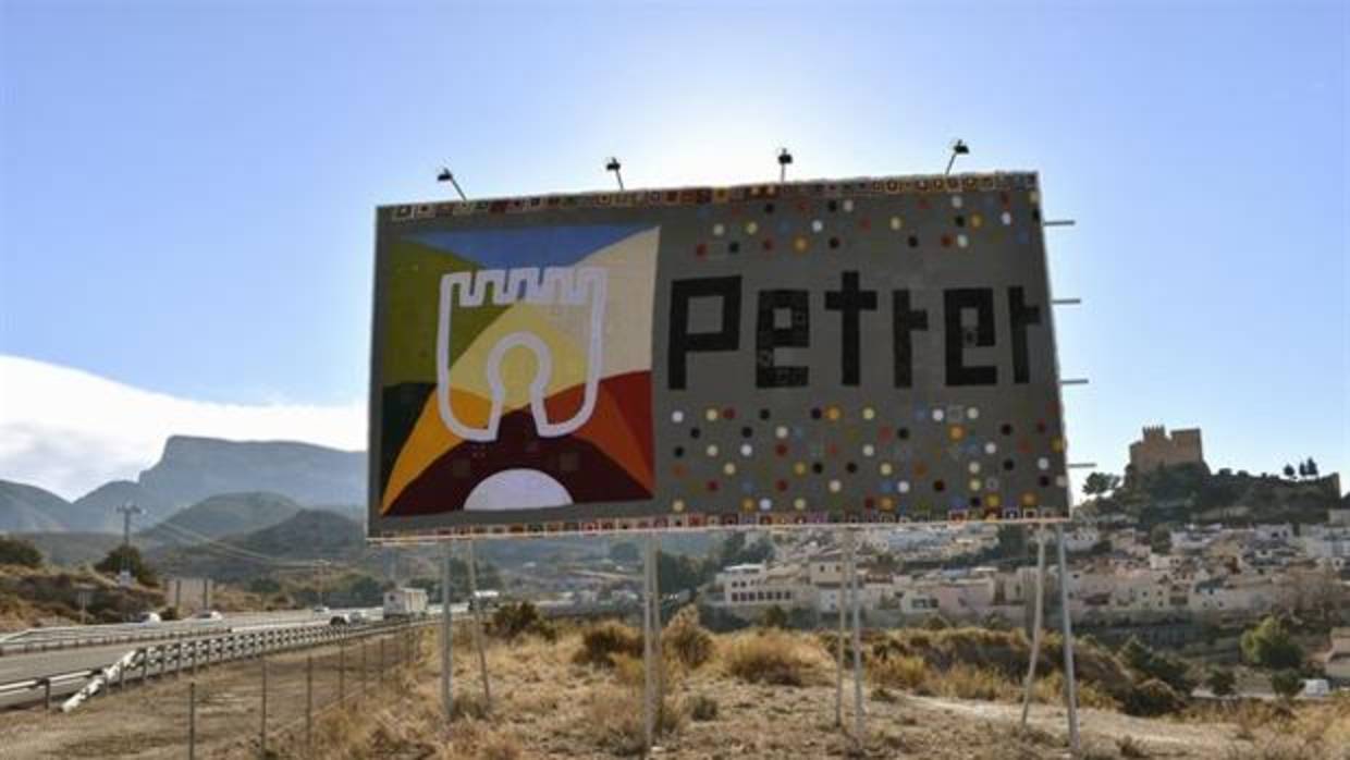 Cartel publicitario confeccionado íntegramente en ganchillo en Petrer (Alicante)