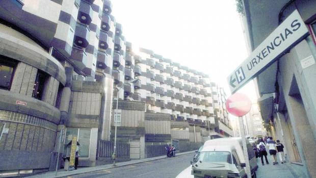 Un vigués le clava un cuchillo en el cuello a su expareja y la lleva en coche al hospital