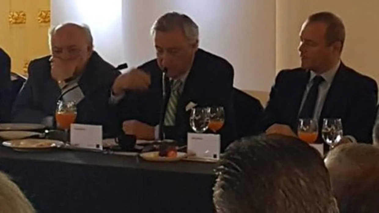 Mario Rodríguez, Dezcallar y, el alcalde de Las Palmas, de soslayo, leyendo las notas del exdirector del CNI