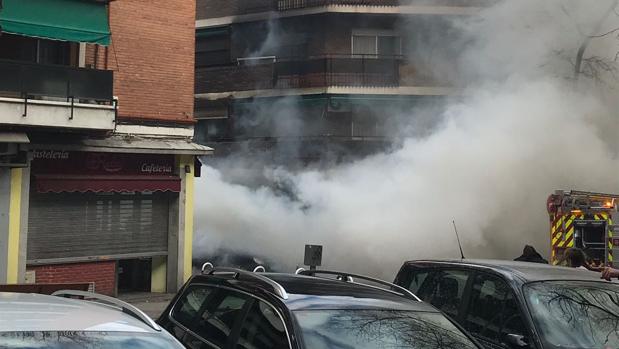 Aparatoso incendio en Ciudad Lineal al arder un coche de forma fortuita