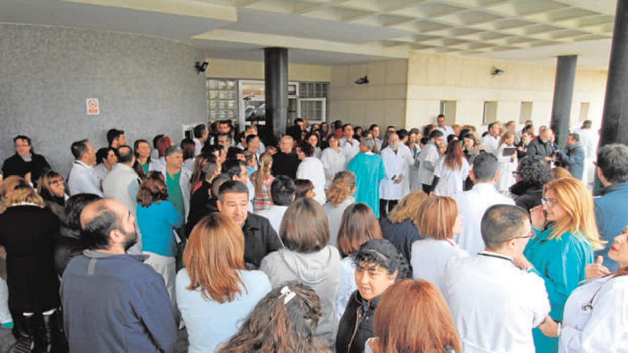 Concentración de sanitarios en el Hospital de La Línea tras el asalto de veinte encapuchados