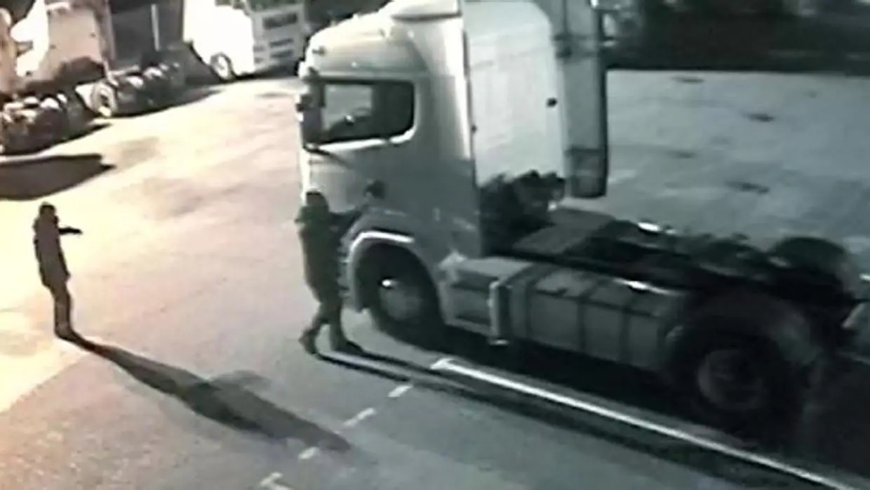 Dos encapuchados revientan la cabina de un camión en una estación de servicio de Madrid