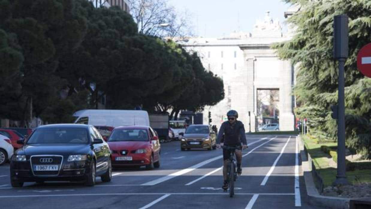 Un joven circula por uno de los nuevos itinerarios ciclistas en Madrid