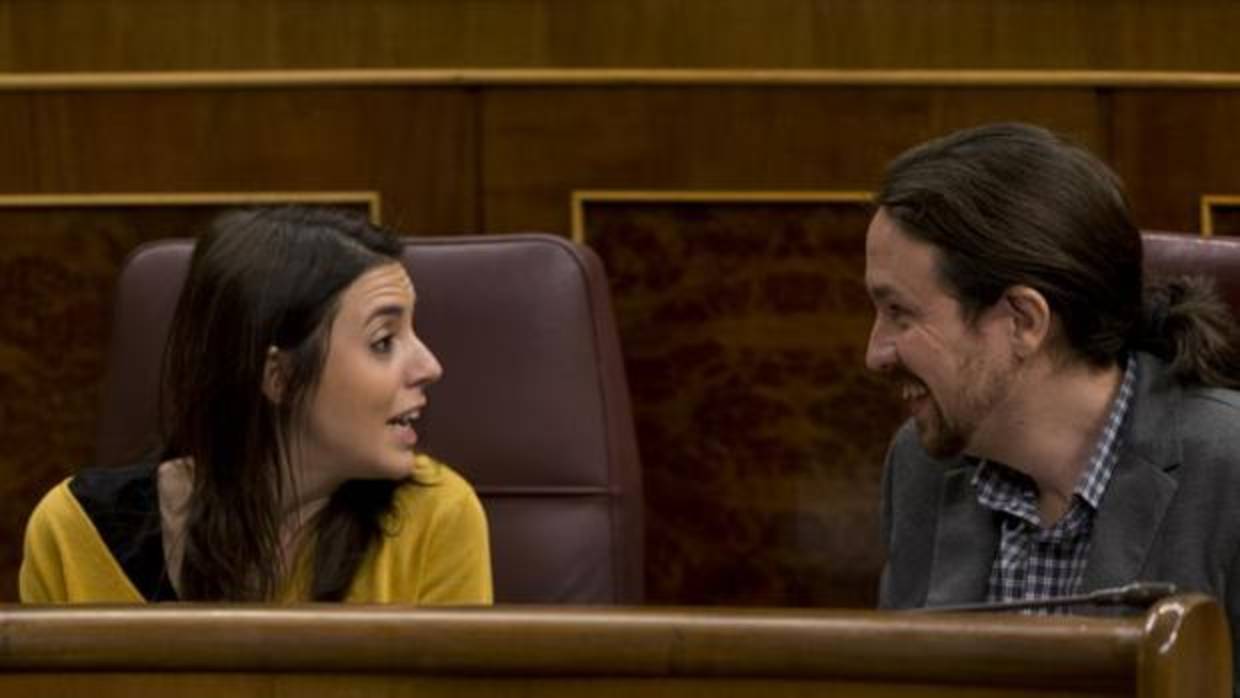 Pablo Iglesias e Irene Montero en sus escaños en el Congreso de los Diputados