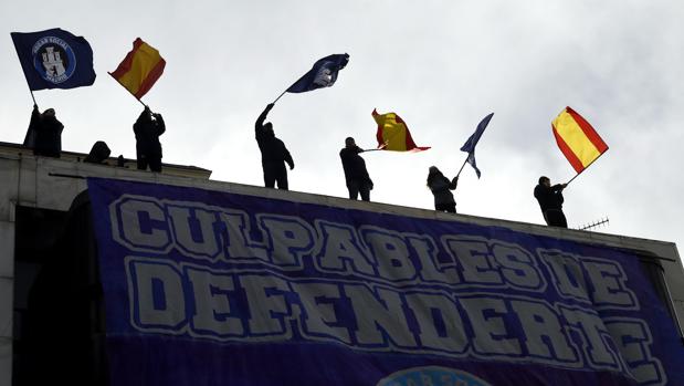 Los neonazis del Hogar Social desafían al juez y se atrincheran en el Banco Madrid