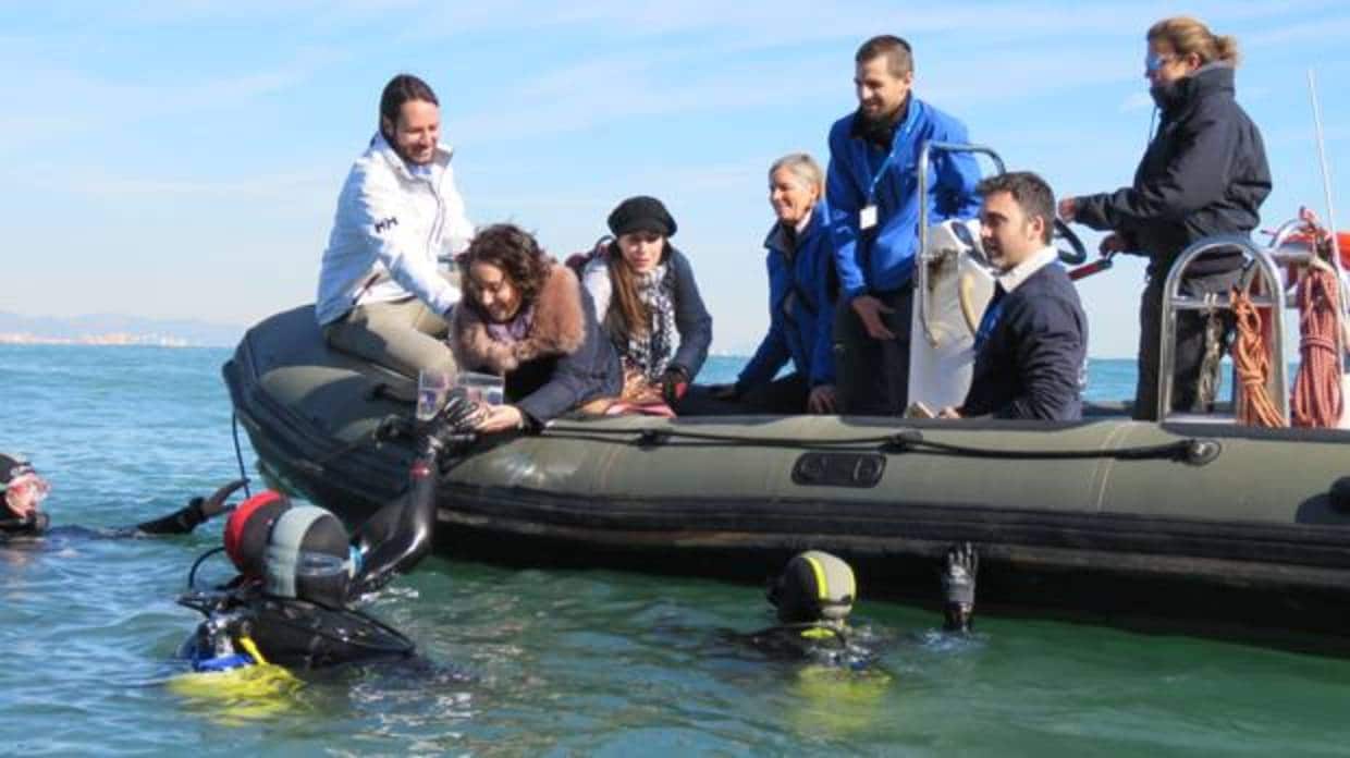 Gloria Tello entrega los pintarrojas a los buzos del Oceanogràfic de Valencia