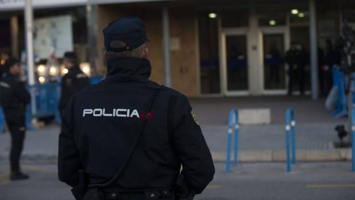 Fotografía de archivo de un agente de Policía en Plama de Mallorca
