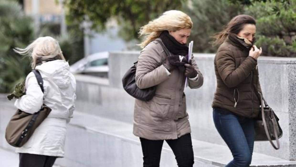 Transéuntes se protegen del frío en Valencia, en imagen de archivo