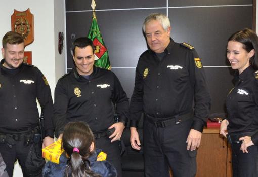 Imagen de los agentes y la niña, con su nueva muñeca