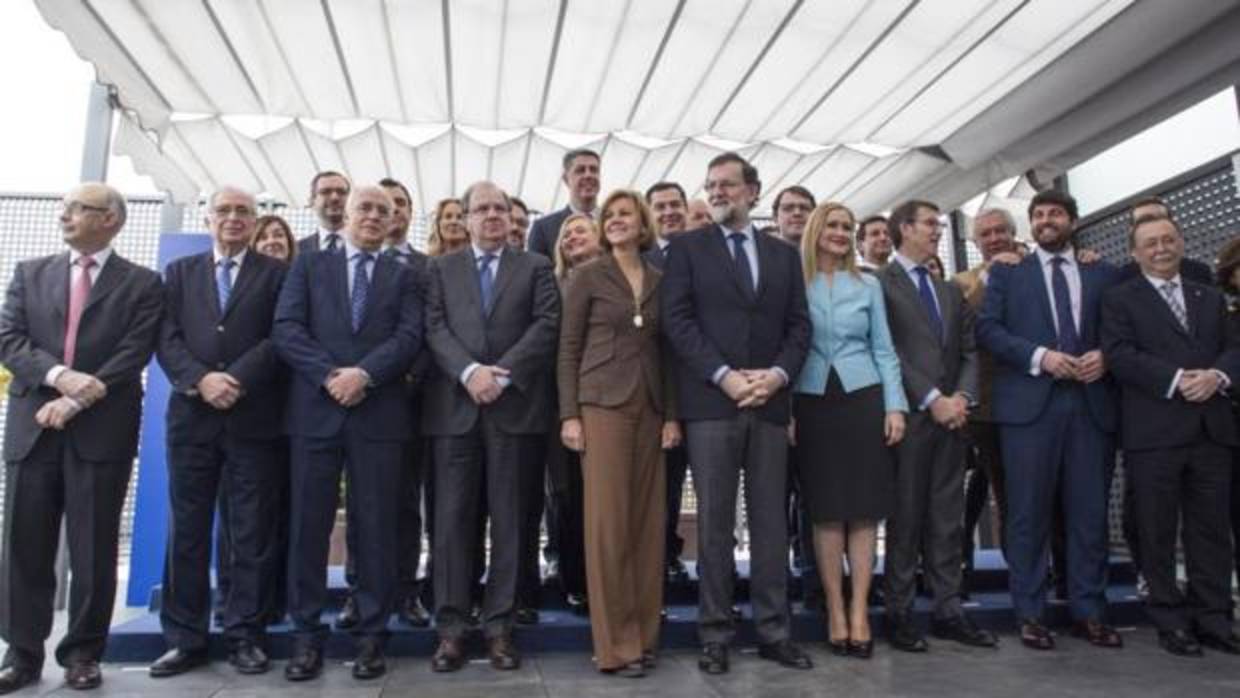 Rajoy, junto a los dirigentes autonómicos del PP, antes de la reunión de hoy
