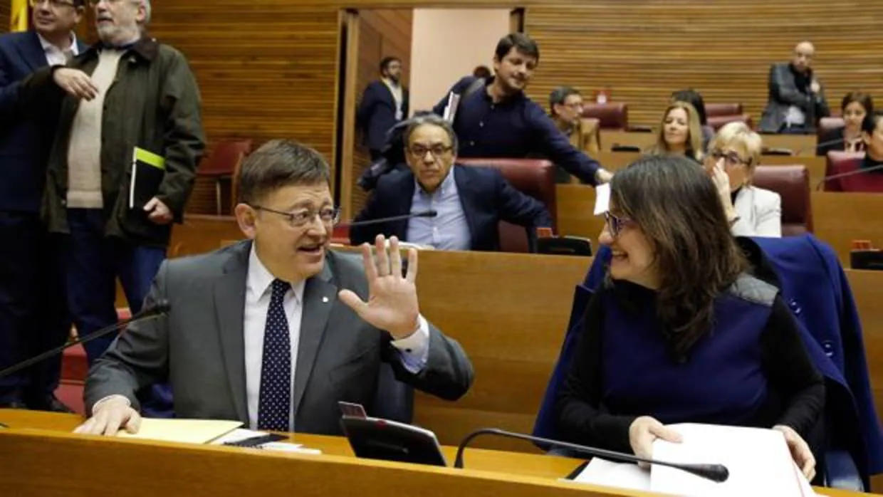 Ximo Puig y Mónica Oltra en las Cortes Valencianas