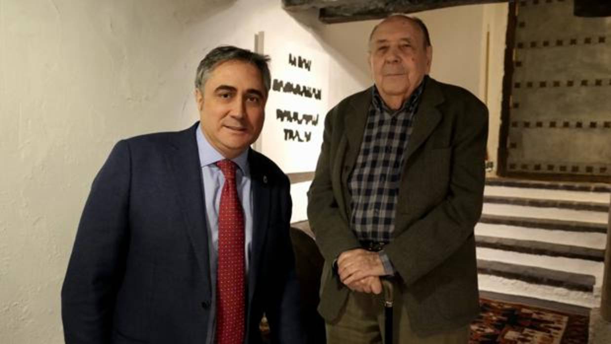 El alcalde de Cuenca, Ángel Mariscal, con el artista Gustavo Torner