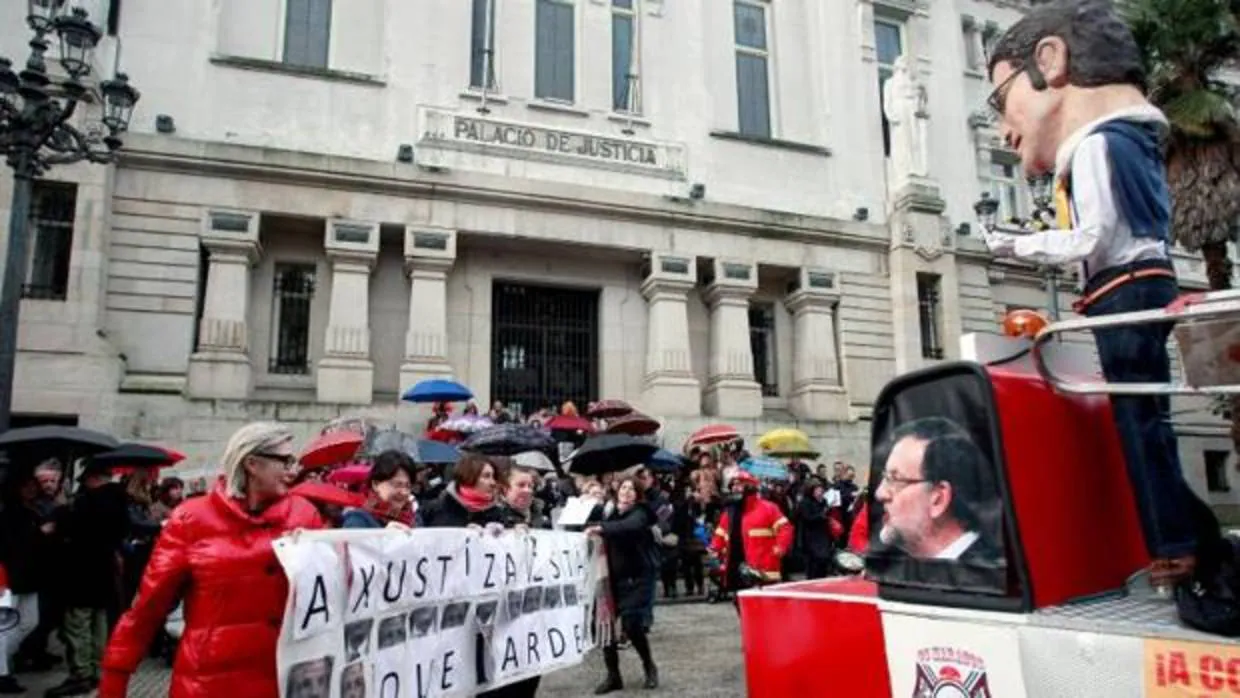 Concentración carnavalesca de los funcionarios judiciales en La Coruña