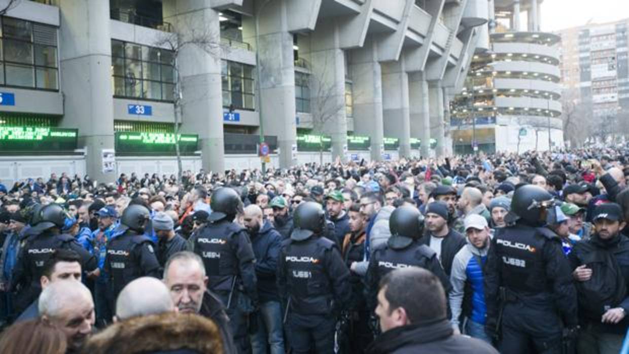 Control policial en el Santiago Bernabéu, durante un partido de Champions League