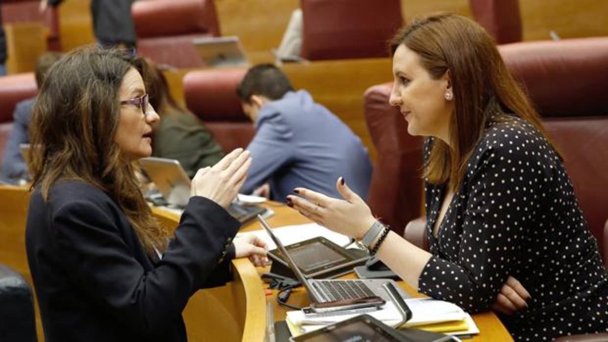 Mónica Oltra y María José Catalá, en las Cortes Valencianas