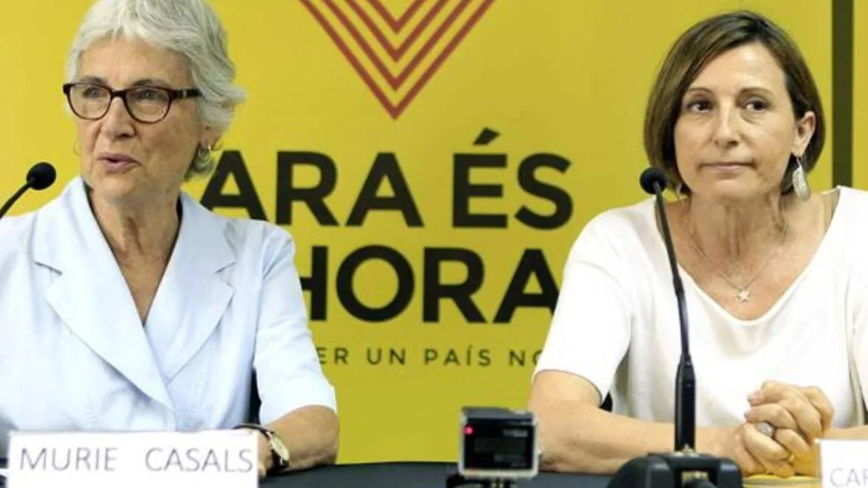 Muriel Casals con la expresidenta del Parlamento de Cataluña Carme Forcadell