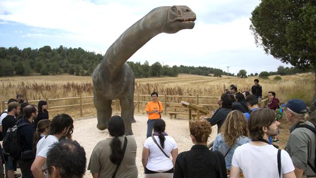 Los dinosaurios dejan un impacto económico de dos millones de euros en la Sierra de la Demanda