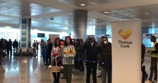 Azafatas turísticas de Túnez este febrero a la llegada a un aeropuerto