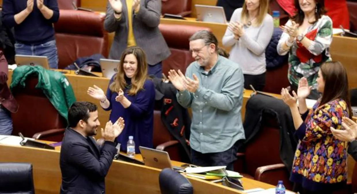 El conseller de Educación, Vicent Marzà, aplaude desde su escaño tras la aprobación de la nueva ley