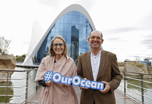 Celia Calabuig y Eduardo Nogués sujetan el «hashtag» del proyecto #OurOcean